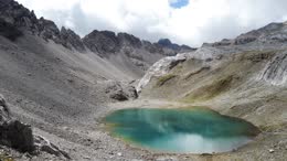 Türkiser Bergsee im Geröllkar beim Aufstieg zur Seescharte, einer Passhöhe auf der E5-Route.