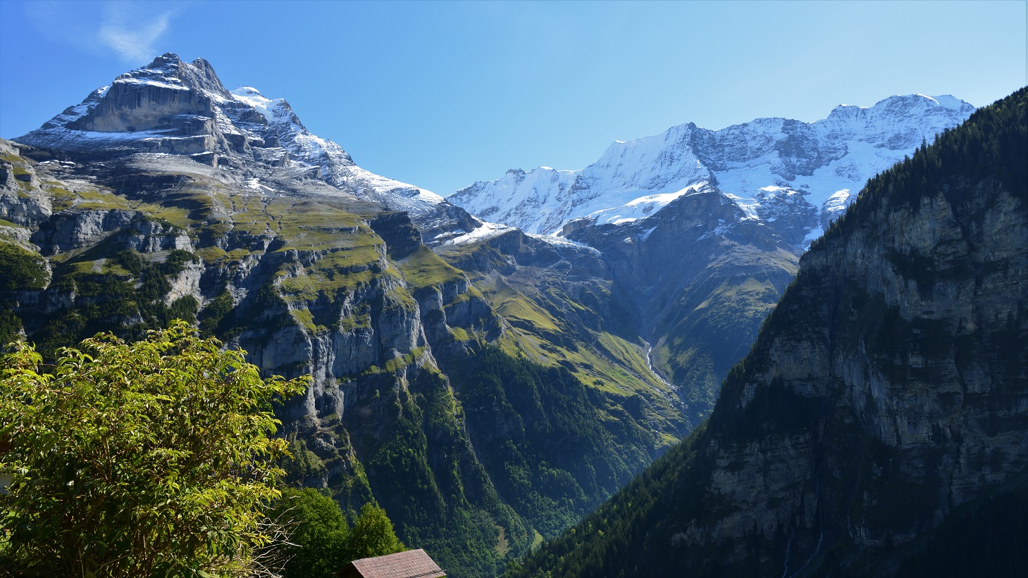 Links im Hintergrund die Jungfrau