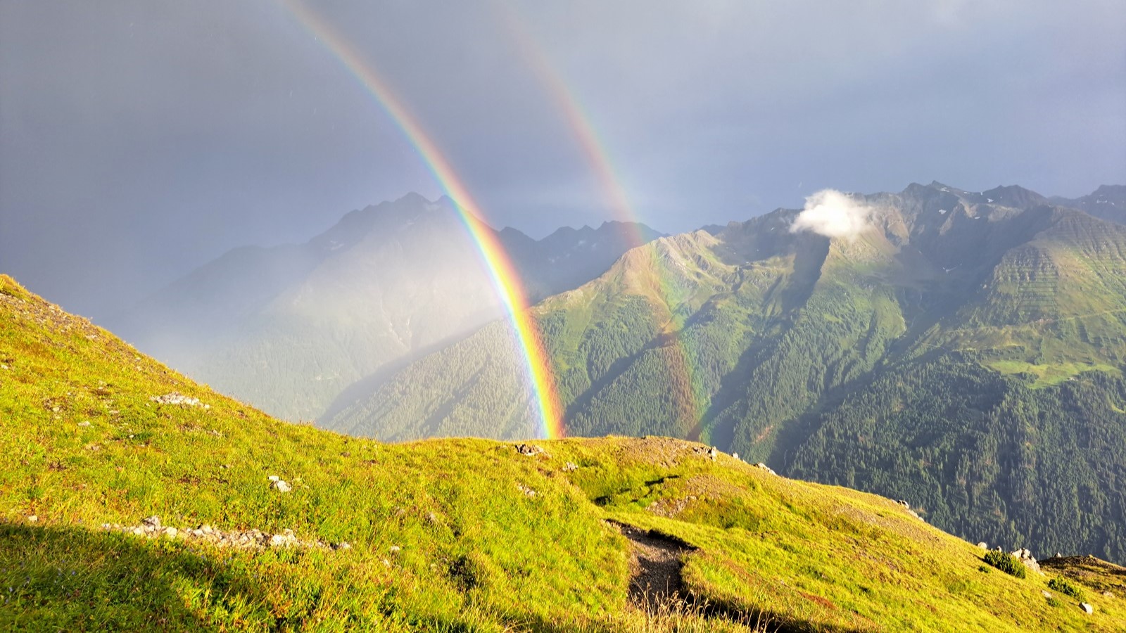 Regenbogen Leutkircher Huette - Alpenüberquerung