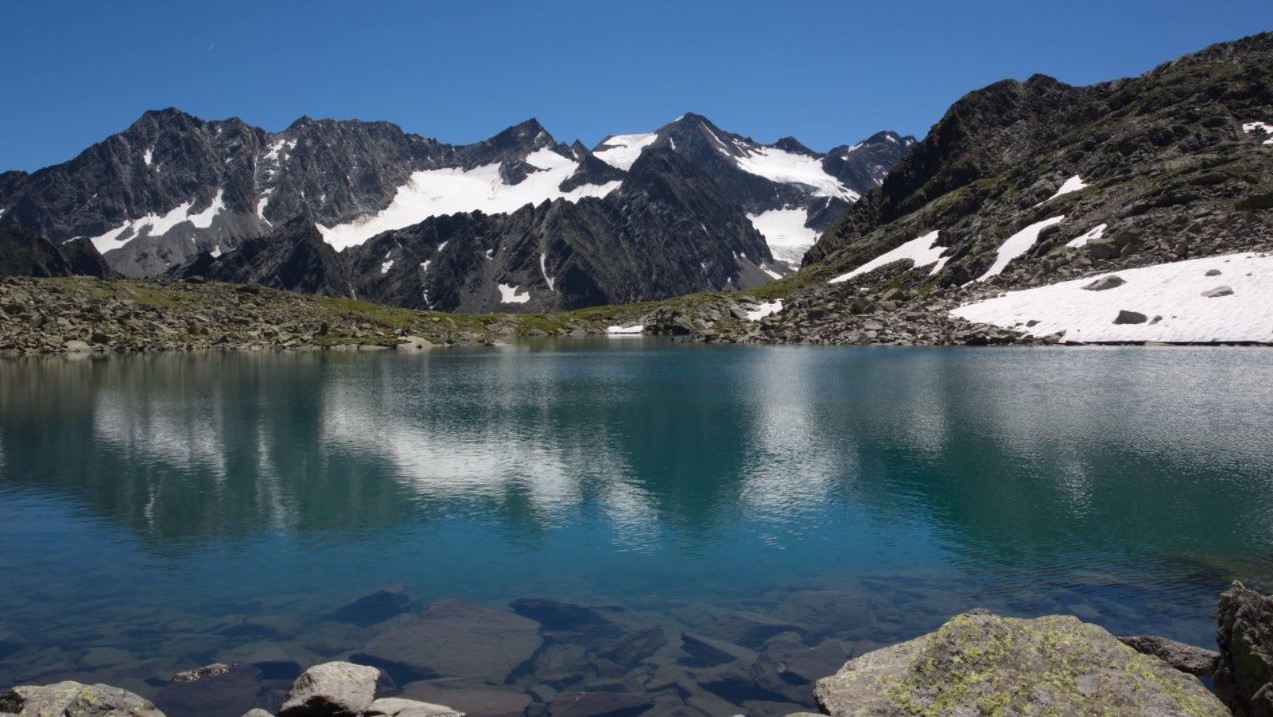 Alpen­über­que­rung Gar­misch — Ster­zing Hüt­ten­tour mit Blick auf die Zugspitze