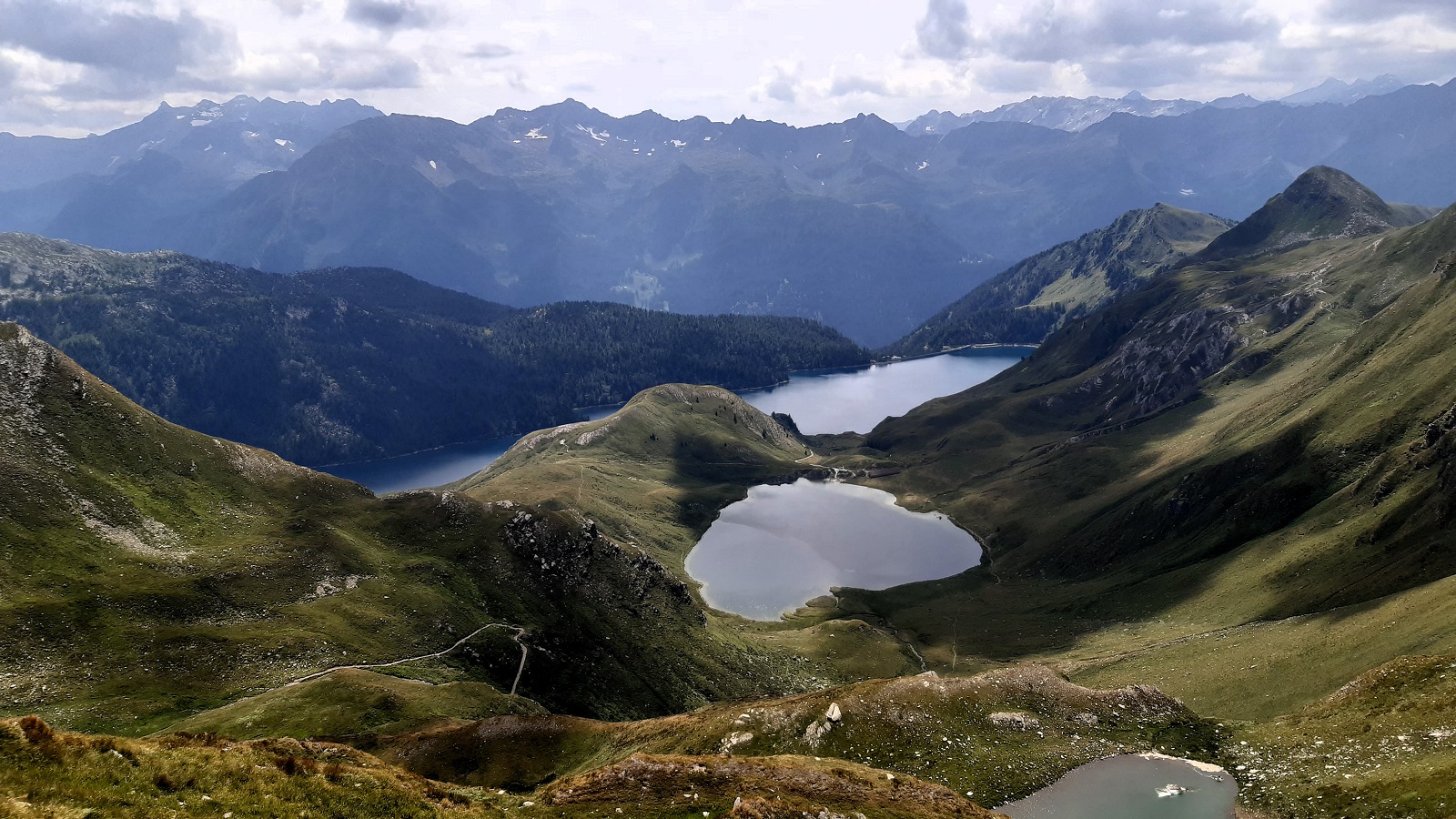 Bergseen bei der Alpenüberquerung durch die Schweiz