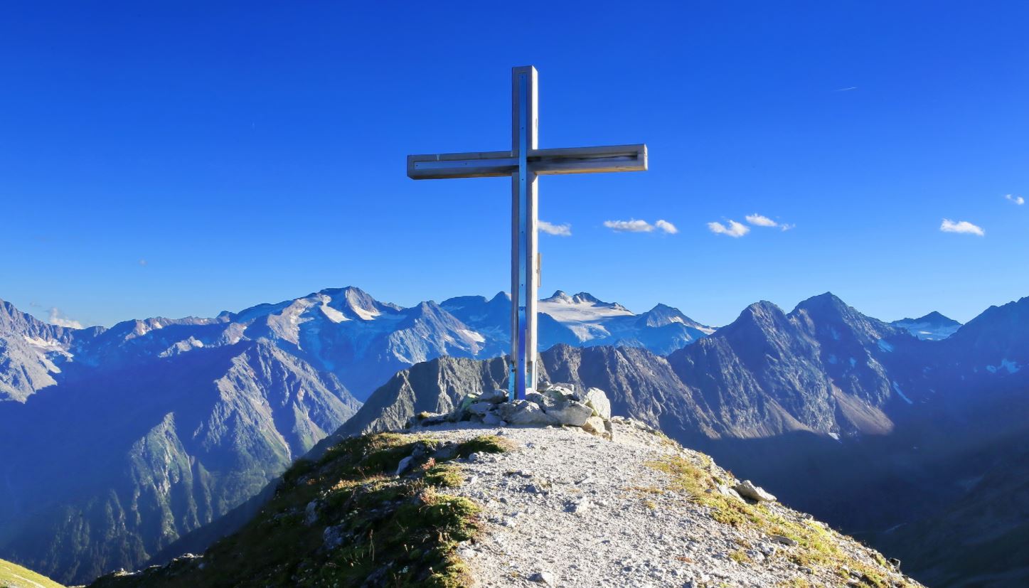 Alpen­über­que­rung Gar­misch — Ster­zing Hüt­ten­tour mit Blick auf die Zugspitze