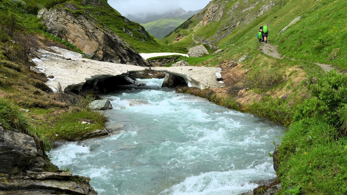 Gebirgsbach unterm Großglockner im Zustieg zur Glorerhütte