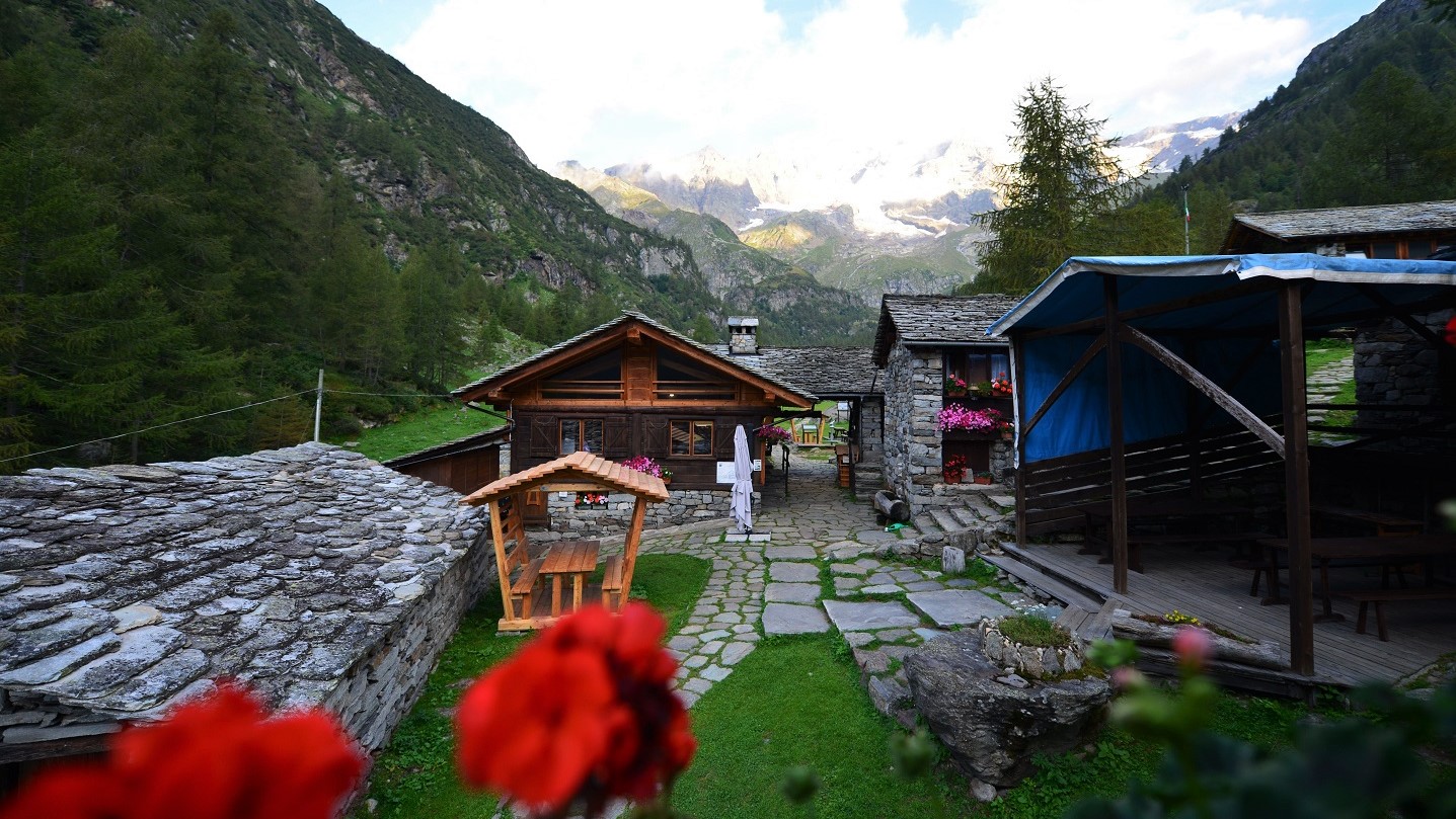 Rifugio Pastore - im Hintergrund das Monte Rosa Massiv