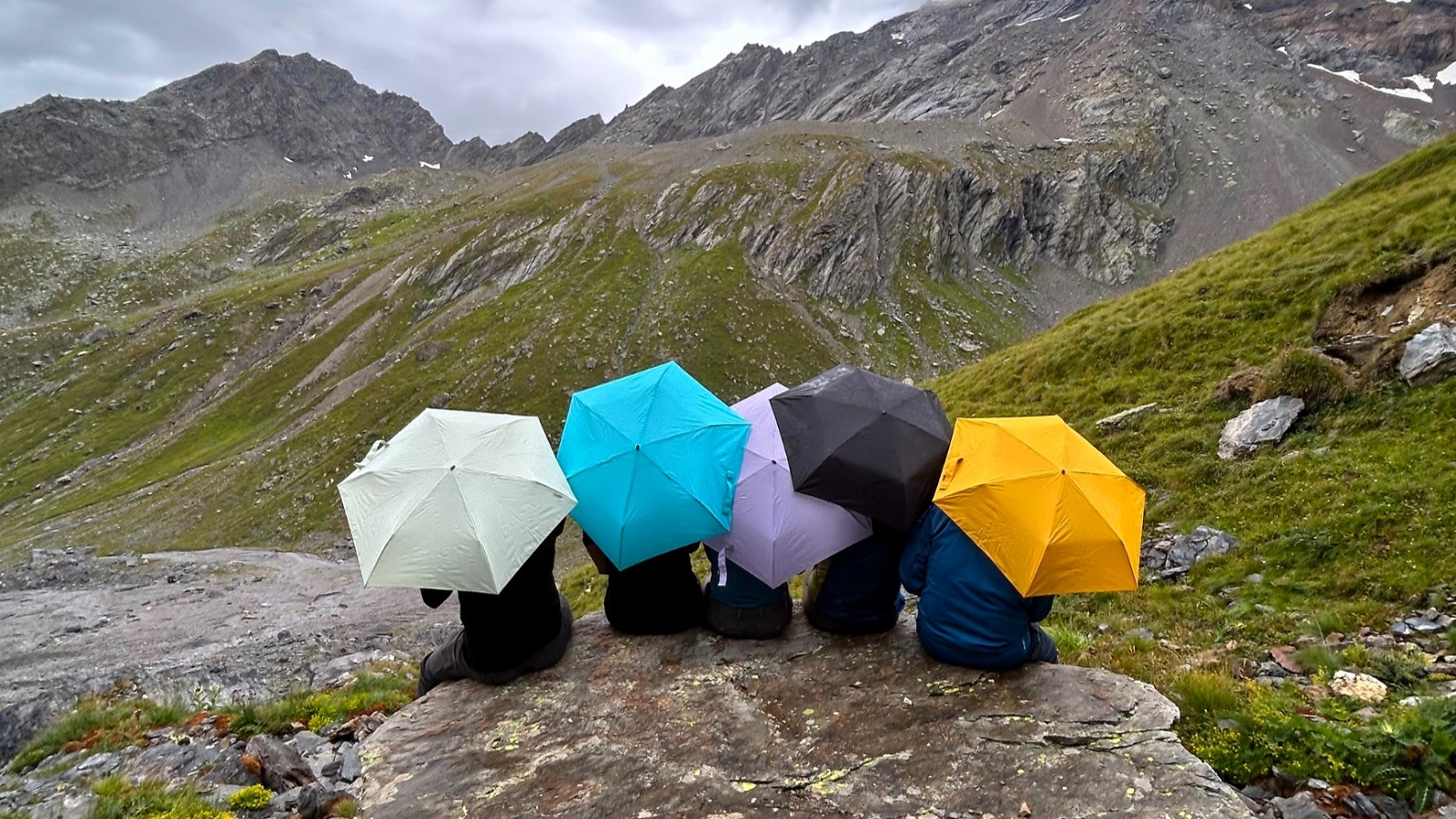 Regenschirmgruppe bei der Alpenüberquerung
