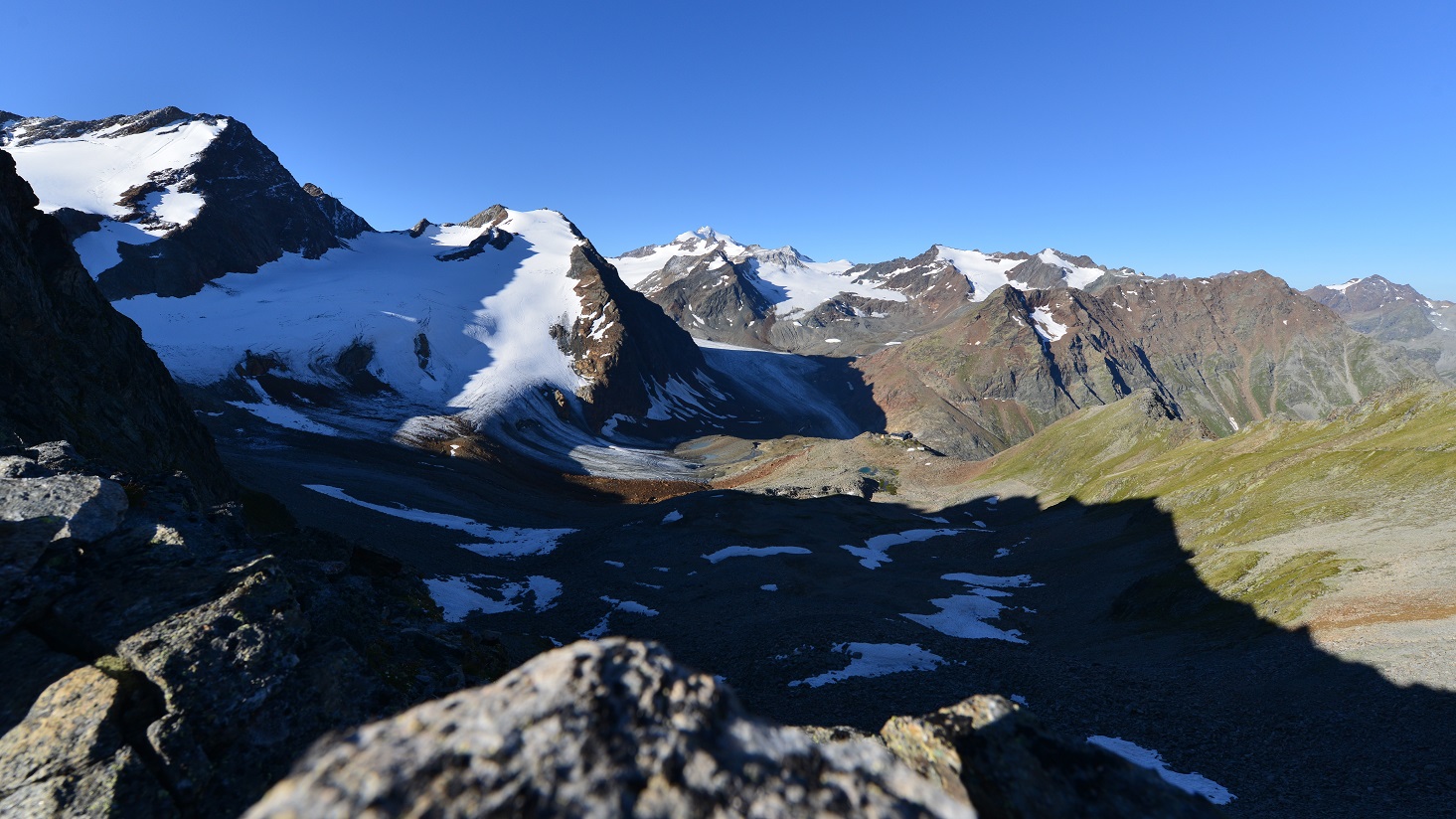 In der Bildmitte im Hintergrund die Wildspitze