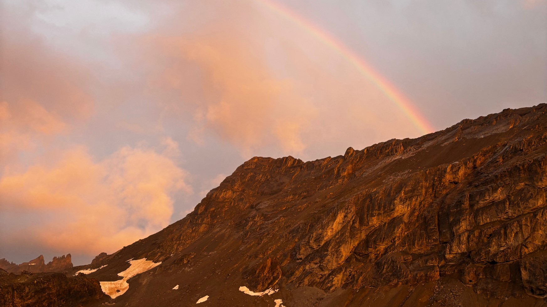 Regenbogen in den Bergen