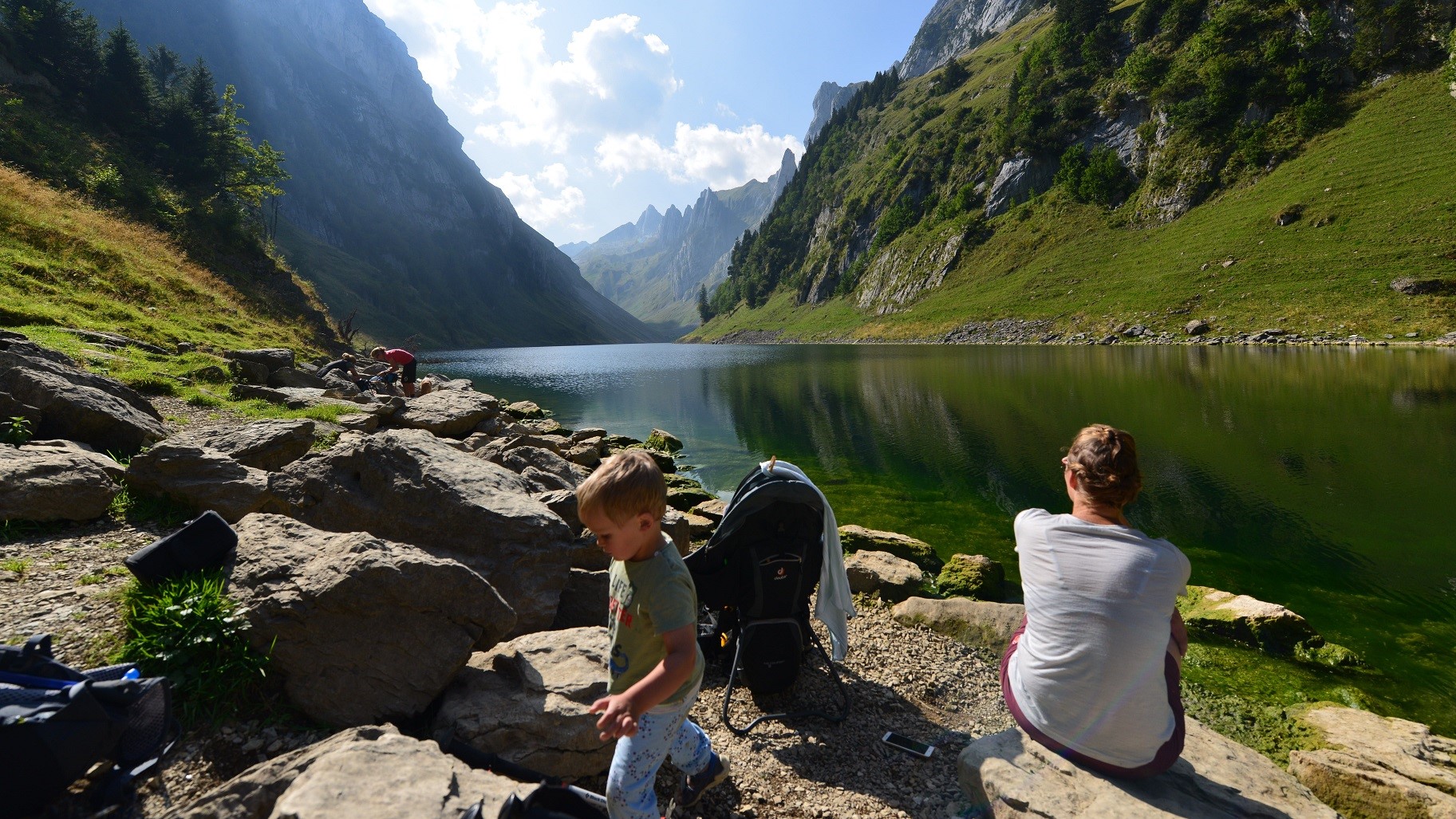 Mutter mit Kind am Fälensee